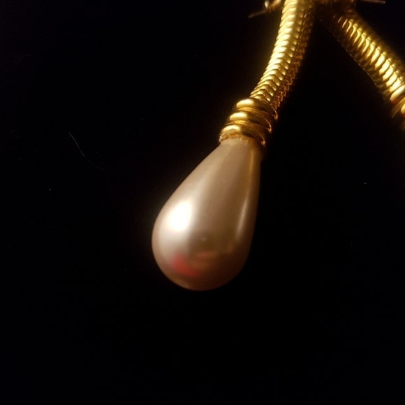 [UNKNOWN] Strange Pearl Drop Earrings - Picture 7 of 9